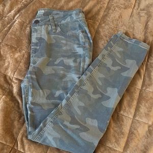 a.n.a Size 4 Skinny Jeans